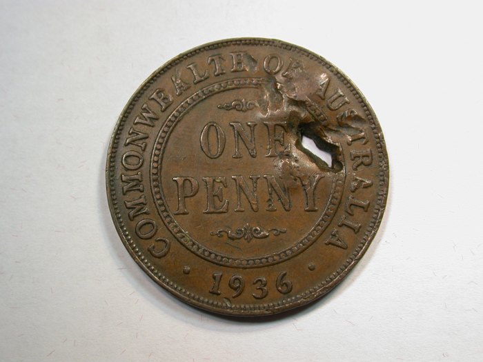  D14  Australien  1 Penny 1936 gelocht, beschädigt Belegstück    Originalbilder   