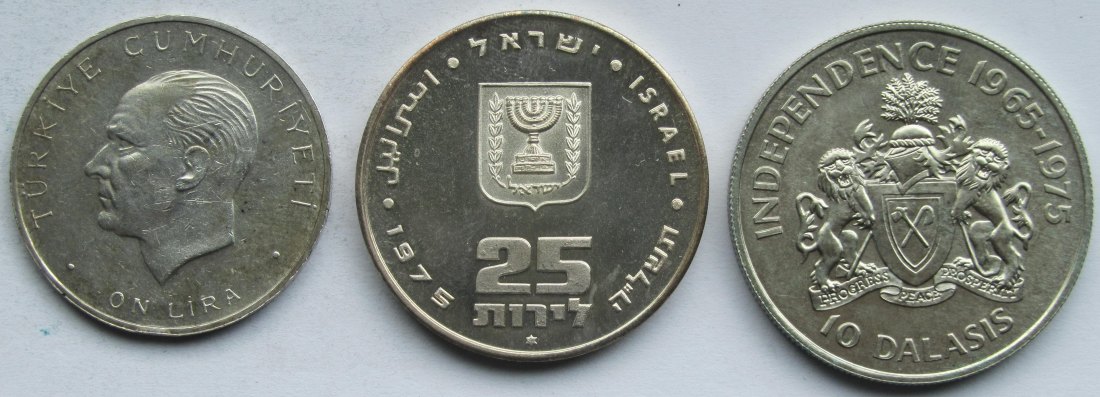  Lot aus drei Silbermünzen aus aller Welt, zusammen 50 g Feinsilber   