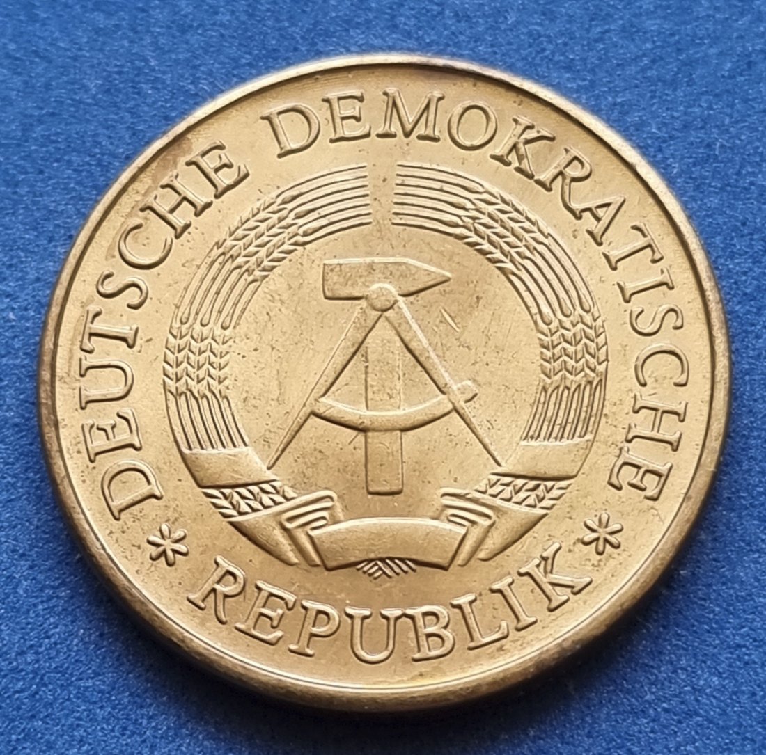 977(5) 20 Pfennig (DDR) 1983 in unc- (zum Schutz zaponiert!) ............... von Berlin_coins   
