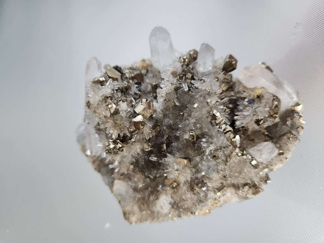  Bergkristall mit Goldstückchen 362g   