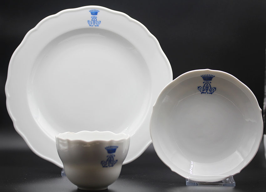  Dreiteiliges Gedeck, Meissen, um 1880,mit bekröntem Monogramm (Grafenkrone)   