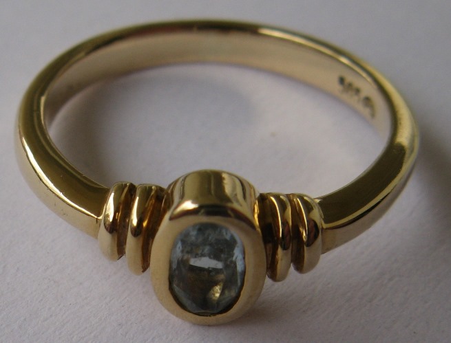  Gold ring made of 585 Gold with Sapphire   