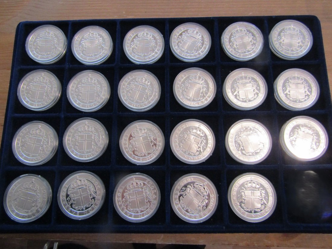  Norwegen: 23 Silbermedaillen mit insgesamt 715,30 gr. Feinsilber, gestempelt von der Münze Norwegens   