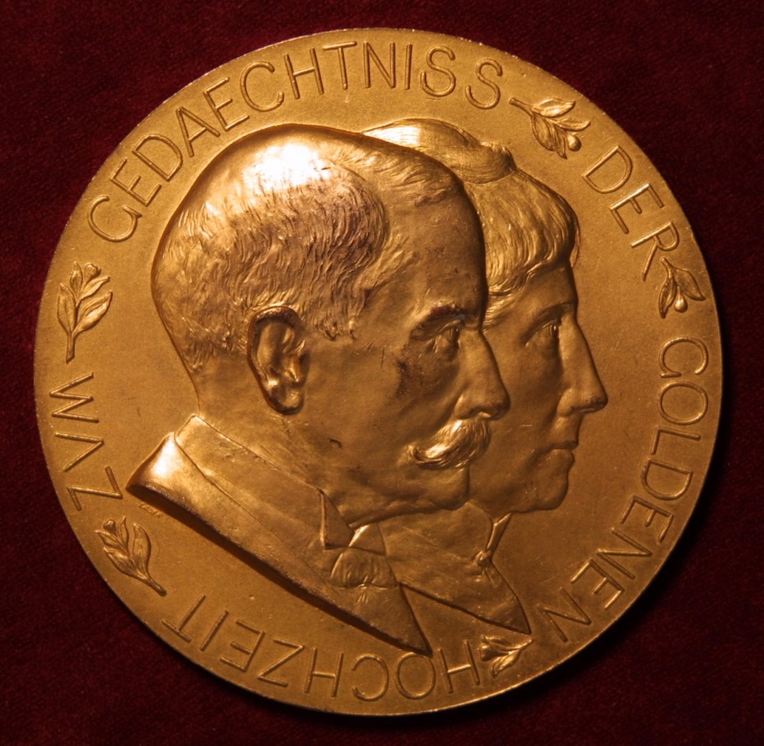  Vergoldete Bronzemedaille 1897 auf die goldene Hochzeit Chlodwigs zu Hohenlohe, Vorzüglich   